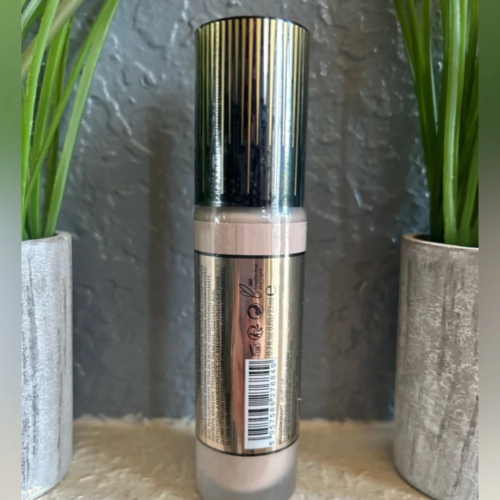 Makeup Revolution London Conceal & Glow Foundation - Cream F2